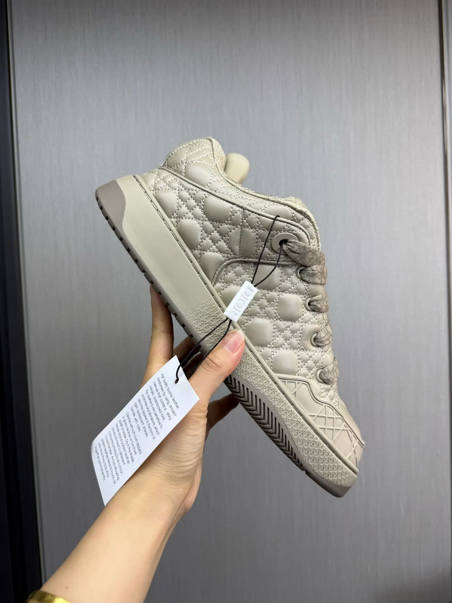 Men's shoes 💰800💰 Dior sneakers enrich the classic series with fashionable retro style. Carefully crafted, they can be paired with casual looks all year round. Dad Shoes style shoes that follow the trend of the retro market ▪️ Fabric: Original custom embroidered cowhide ▪️ Lining: Imported breathable mesh ▪️ Sole: Original molded non-slip outsole ▪️ Size: 38-45 (45 is custom-made and cannot be returned)